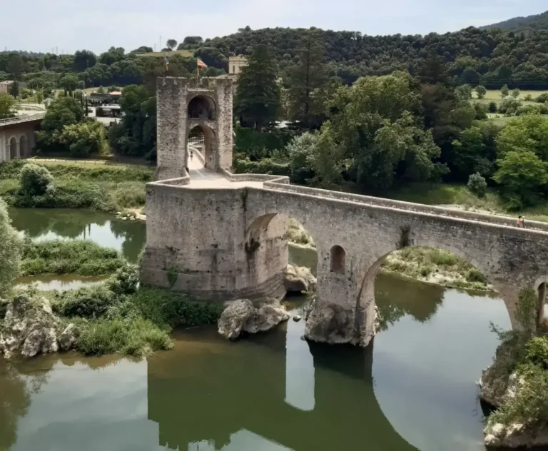 Por qué visitar Besalú, un pueblo medieval de Girona