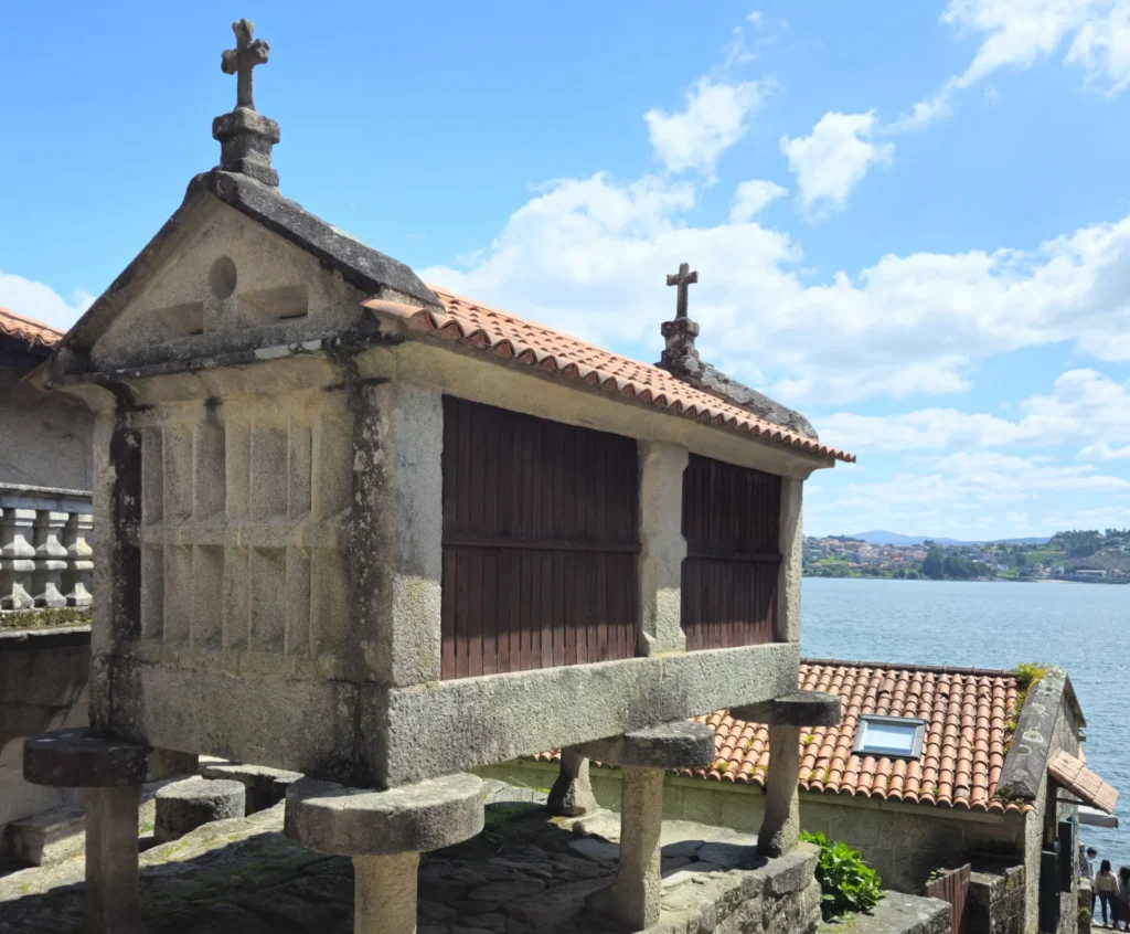 Qué ver en Combarro: el pueblo marinero de los hórreos